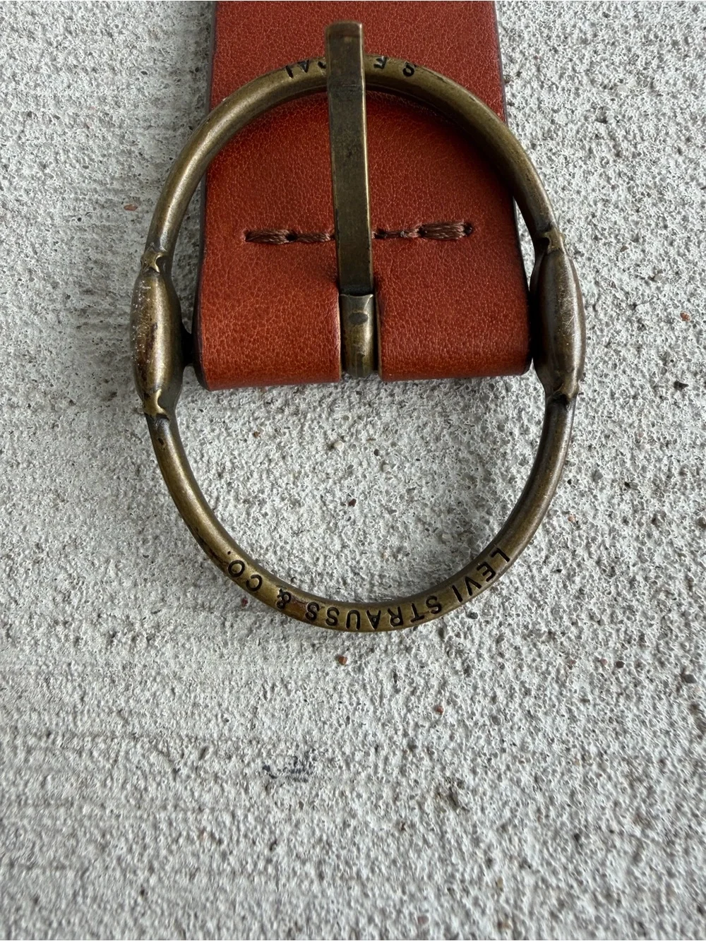 Levi’s Full Grain Leather Belt Size 40 Brown Oval Brass Buckle Made in Mexico 47